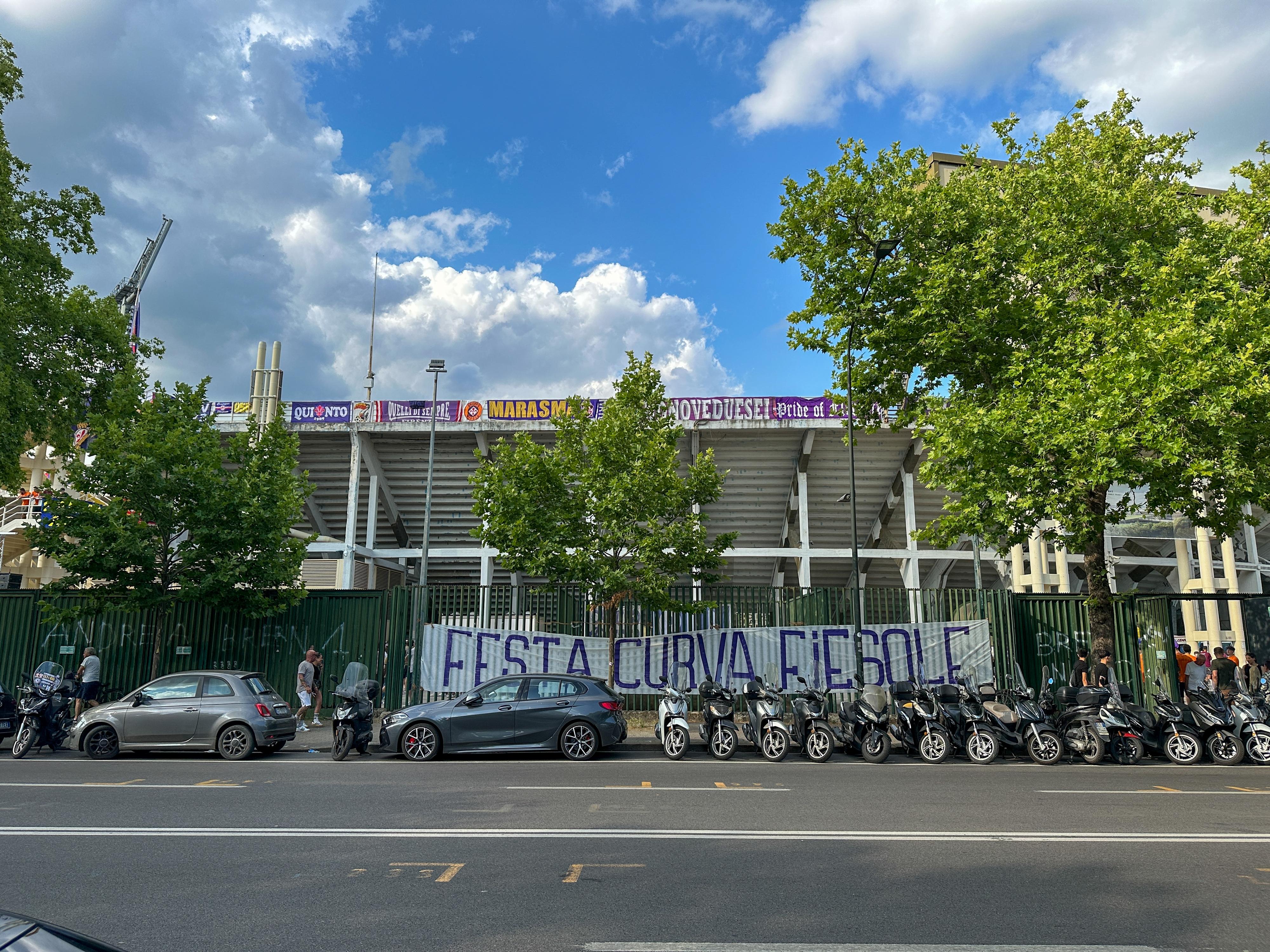 Curva Fiesole, festa allo stadio di fine stagione con migliaia di tifosi Curva Fiesole, festa allo stadio di fine stagione con migliaia di tifosi