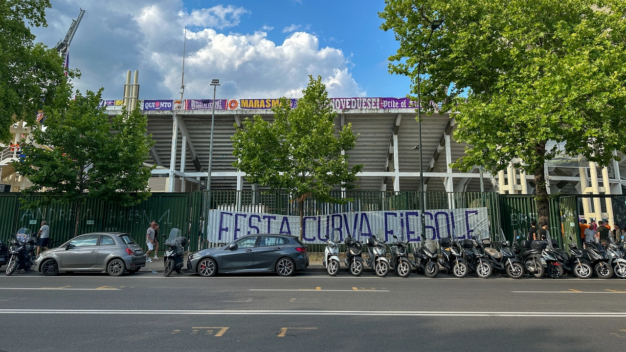 Allo stadio Franchi la festa della curva Fiesole, che chiude l'annata 2024 / 2025 della Fiorentina Allo stadio Franchi la festa della curva Fiesole, che chiude l'annata 2024 / 2025 della Fiorentina
