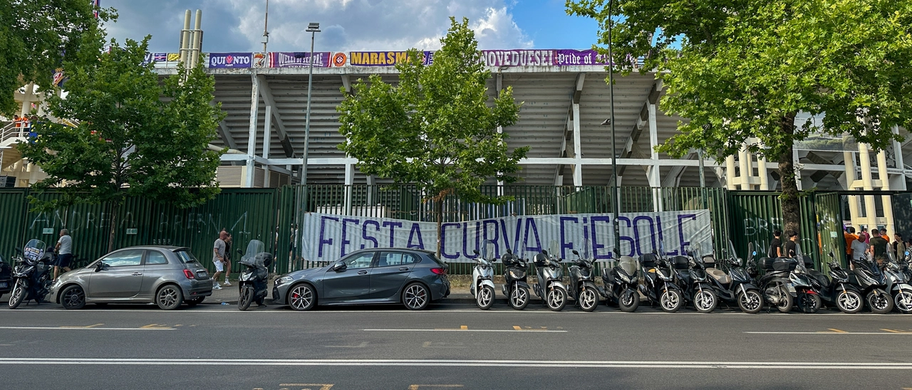 Curva Fiesole, festa allo stadio di fine stagione con migliaia di tifosi
