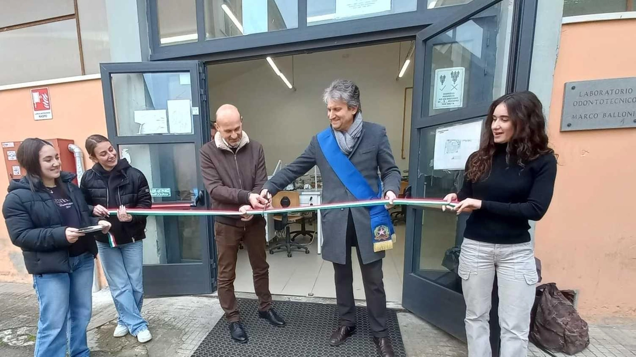 L’inaugurazione del Laboratorio degli Odontotecnici presso la Palazzina dell’Istituto tecnico Fascetti di Pisa con Federico Betti e Massimiliano Angori L’inaugurazione del Laboratorio degli Odontotecnici presso la Palazzina dell’Istituto tecnico Fascetti di Pisa con Federico Betti e Massimiliano Angori