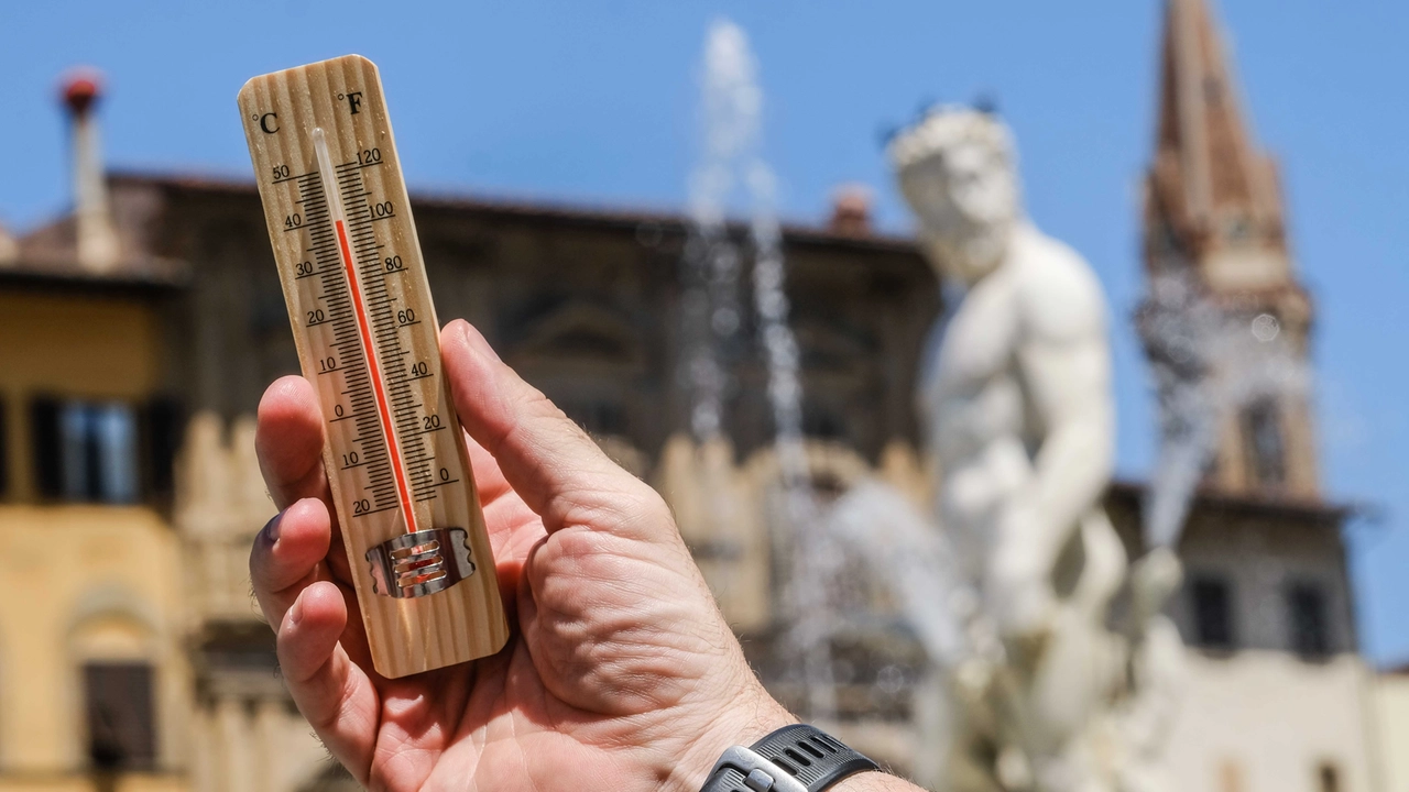 Caldo a Firenze, temperature da bollino rosso (New press Photo)