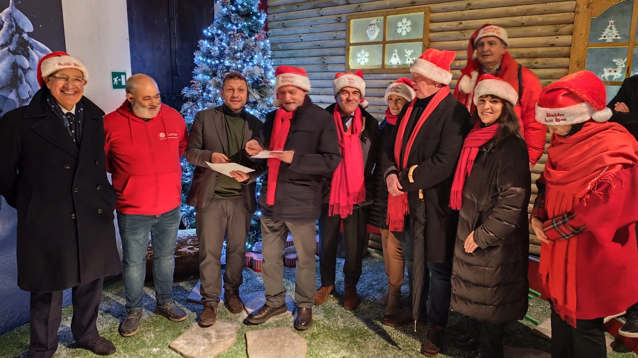 La Compagnia di Babbo Natale dona 100 assegni alle famiglie in difficoltà La Compagnia di Babbo Natale dona 100 assegni alle famiglie in difficoltà