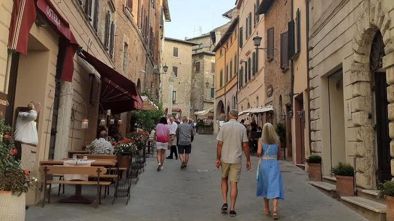 Un’immagine di turisti a Montepulciano Un’immagine di turisti a Montepulciano