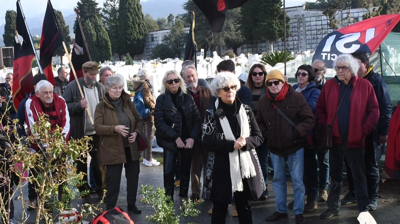 La cerimonia al cimitero di Turigliano dove Licia Pinelli scelse di essere sepolta accanto al marito Pino, il ferroviere. morto nel 1969 a Milano