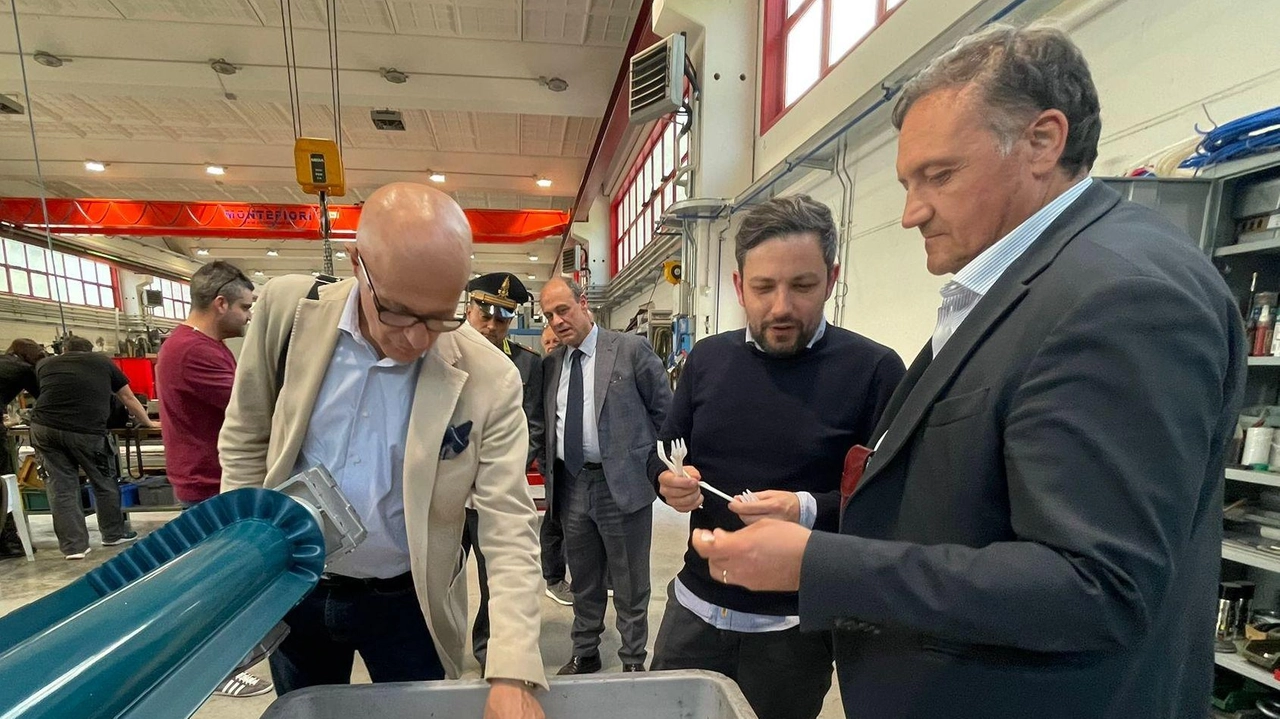 L’azienda avvia il progetto ’Zefiro’ che punta a integrare un sistema di tecnologia sui macchinari. Ridolfi: "Così gli operatori saranno guidati in operazioni di manutenzione, ma anche di utilizzo". . L’azienda avvia il progetto ’Zefiro’ che punta a integrare un sistema di tecnologia sui macchinari. Ridolfi: "Così gli operatori saranno guidati in operazioni di manutenzione, ma anche di utilizzo". .