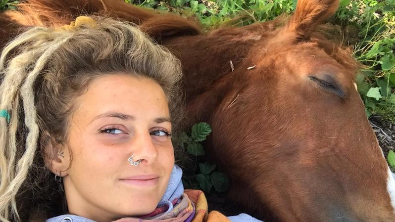 Chiara Ruggeri, classe 1996, è specializzata in osteopatia per animali e persone Chiara Ruggeri, classe 1996, è specializzata in osteopatia per animali e persone