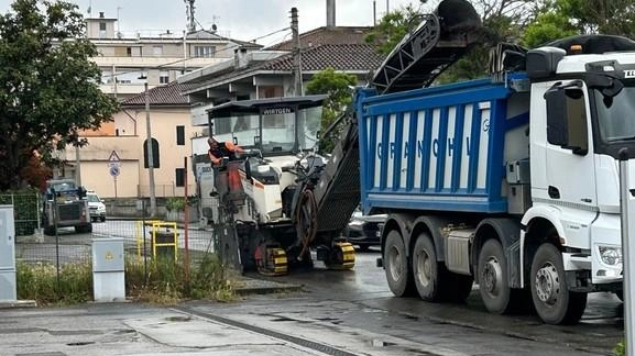 Lavori di asfaltatura in molte vie. Sono quelle "tagliate" dai cantieri