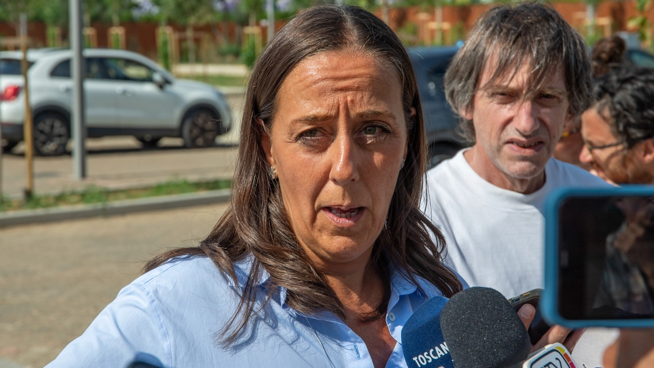 La sindaca di Firenze, Sara Funaro, ha denunciato la presenza di alcune sue foto sul sito sessista finito nella bufera La sindaca di Firenze, Sara Funaro, ha denunciato la presenza di alcune sue foto sul sito sessista finito nella bufera