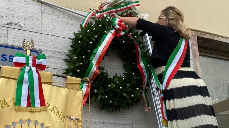 Lo striscione agita l’alleanza politica. Polemiche e prese di posizione