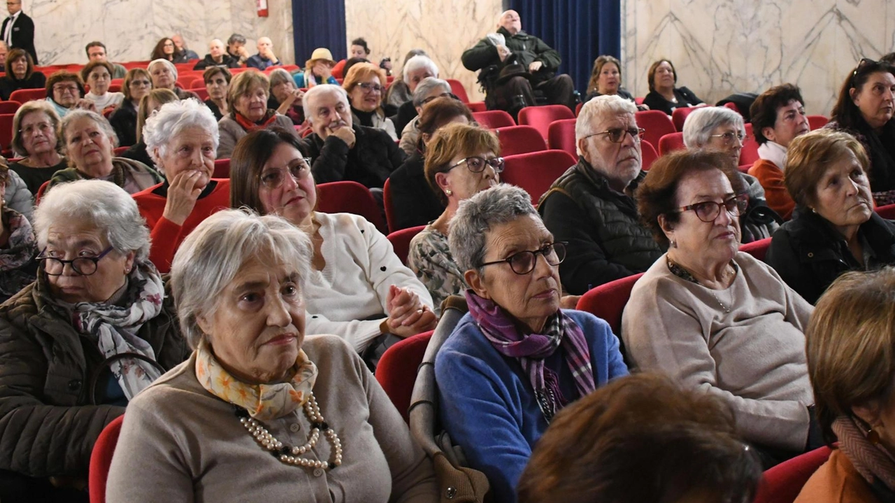 La sala del Garibaldi. gremita dagli allievi dell’Università del tempo libero che attendono il via dei nuovi corsi La sala del Garibaldi. gremita dagli allievi dell’Università del tempo libero che attendono il via dei nuovi corsi