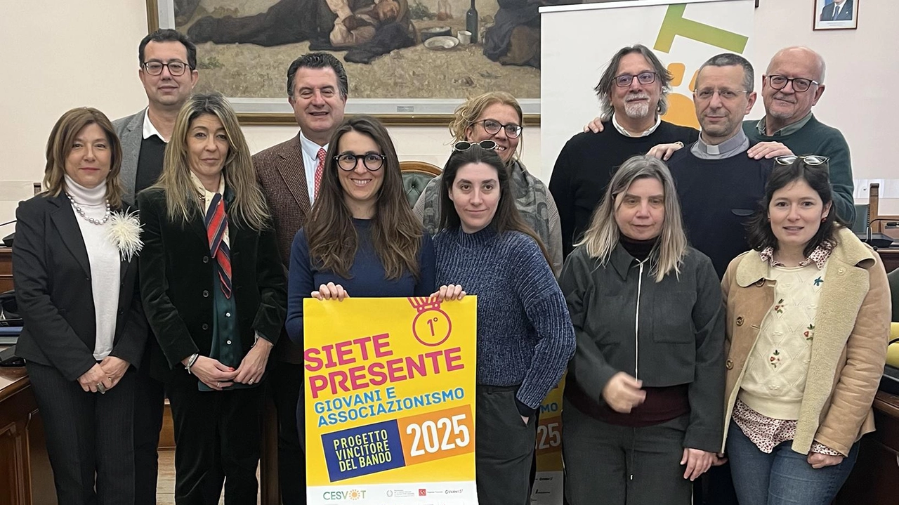 Un momento della cerimonia di consegna del premio ai sei migliori progetti legati al bando «Siete presente»