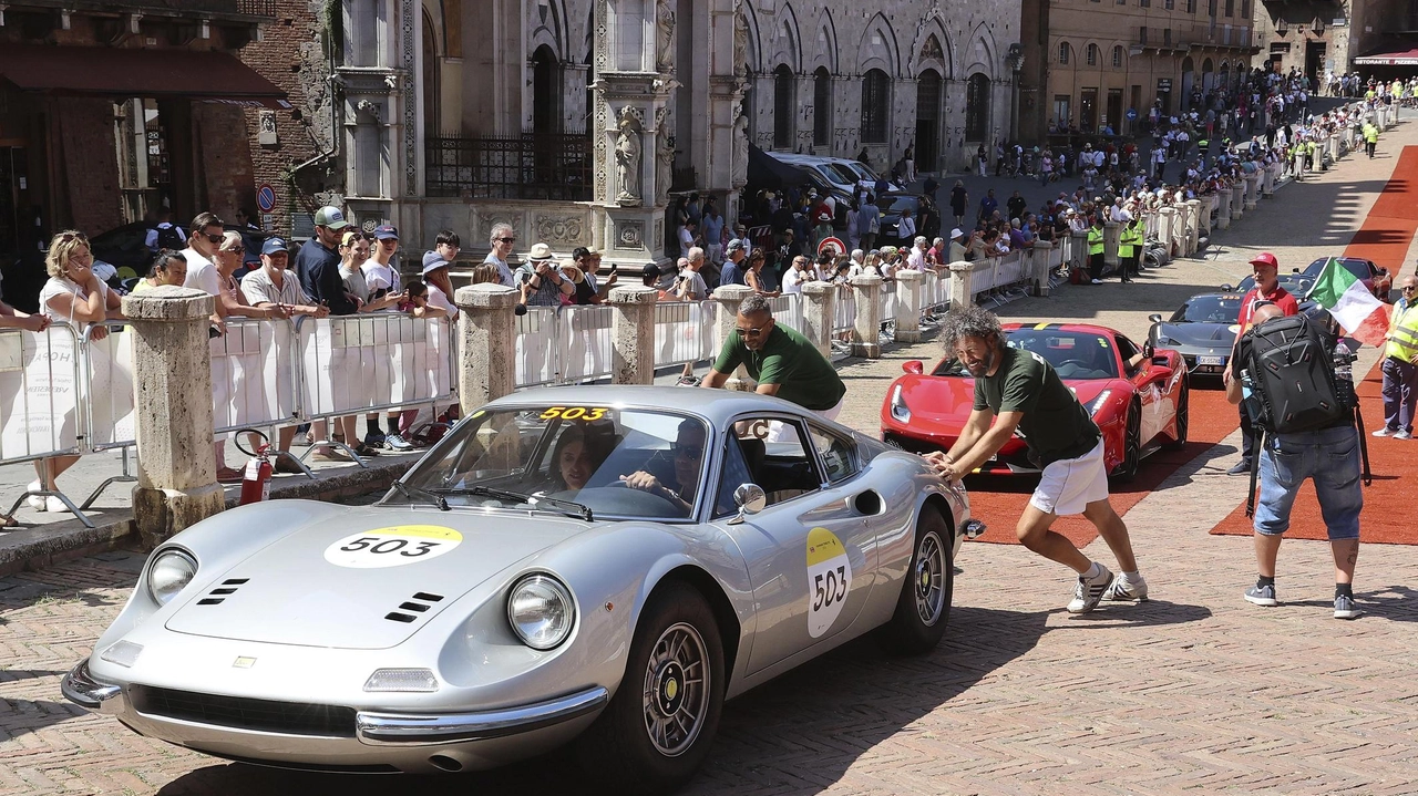 Ieri la sosta a Siena, poi le auto d’epoca sono sfilate nelle strade della provincia. Oggi la prova speciale intorno a Montepulciano, sulla via del ritorno. Ieri la sosta a Siena, poi le auto d’epoca sono sfilate nelle strade della provincia. Oggi la prova speciale intorno a Montepulciano, sulla via del ritorno.
