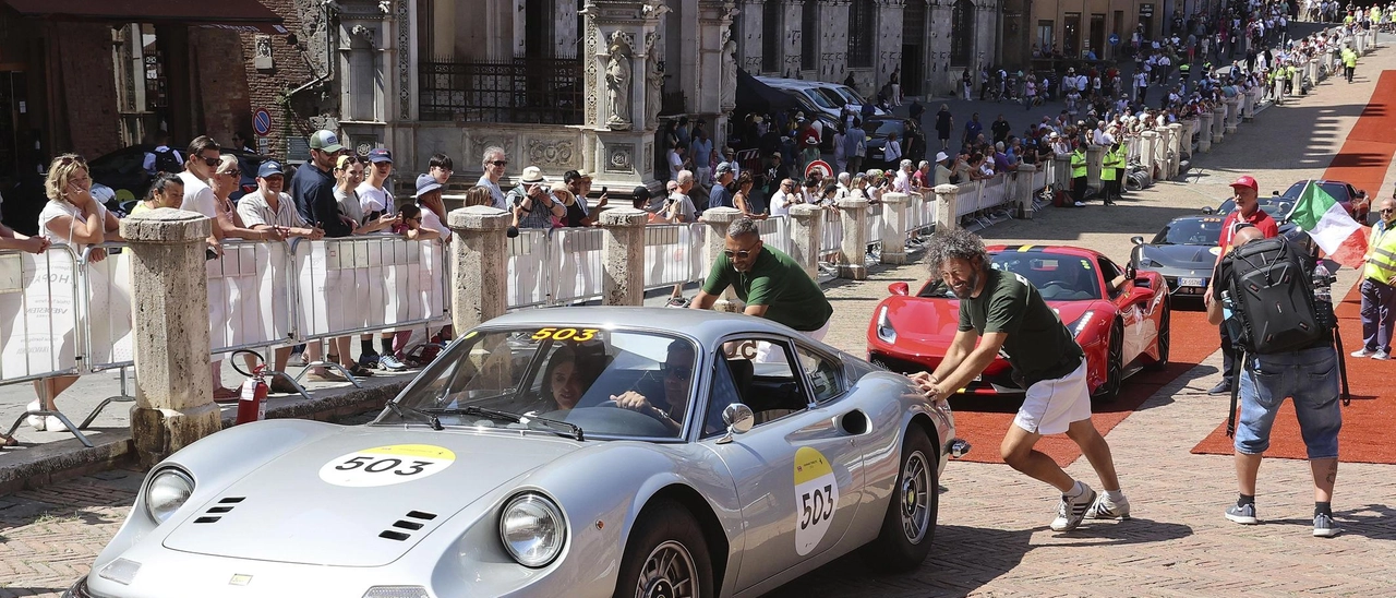 Spettacolo Mille Miglia. Tuffo nella storia in Piazza