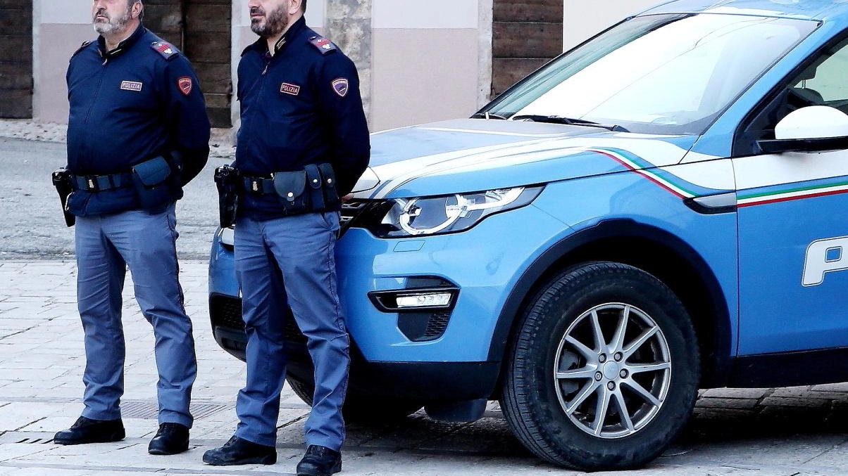 Gli agenti di Polizia hanno accompagnato alla frontiera uno straniero indesiderato
