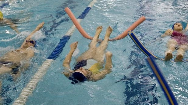 Botta e risposta per la decisione della Uisp: a Figline la piscina riservata un’ora soltanto al corso delle donne di fede islamica. Il centrodestra: "Ghettizzazione". Interrogazioni in parlamento. Botta e risposta per la decisione della Uisp: a Figline la piscina riservata un’ora soltanto al corso delle donne di fede islamica. Il centrodestra: "Ghettizzazione". Interrogazioni in parlamento.