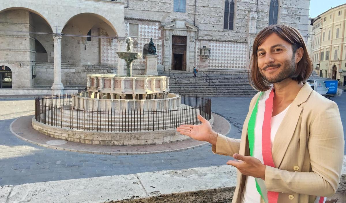 Spopola l’imitazione della sindaca. Pincetto Calamaretto: tutti al mare con la coppia perugina Ale e Saba Spopola l’imitazione della sindaca. Pincetto Calamaretto: tutti al mare con la coppia perugina Ale e Saba