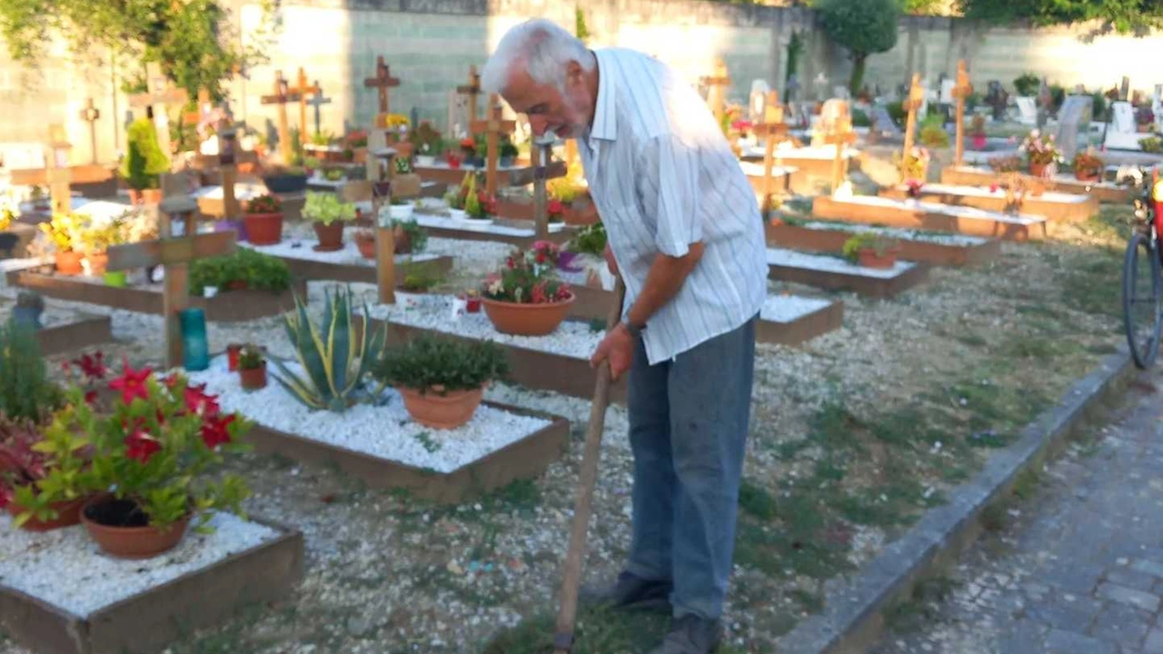 Silvano Cipriani mentre si prende cura del cimitero di San Rocco Silvano Cipriani mentre si prende cura del cimitero di San Rocco