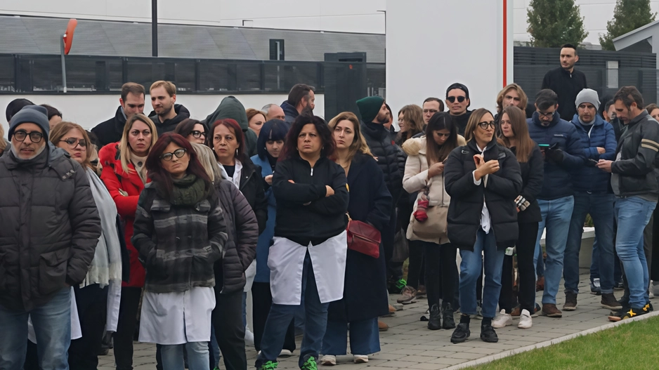 I lavoratori di Abb durante lo sciopero di due ore davanti ai cancelli della fabbrica di San Giovanni Valdarno. Ieri primo vertice tra azienda e sindacati I lavoratori di Abb durante lo sciopero di due ore davanti ai cancelli della fabbrica di San Giovanni Valdarno. Ieri primo vertice tra azienda e sindacati