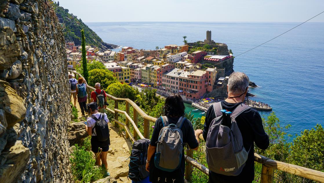 Overtourism, giro di vite alle Cinque Terre: gruppi a numero chiuso e sosta vietata nei borghi