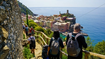 Overtourism, giro di vite alle Cinque Terre: gruppi a numero chiuso e sosta vietata nei borghi