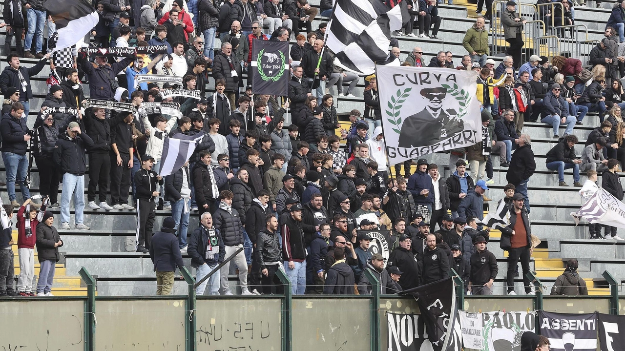 La Robur Siena chiude una stagione deludente in serie D con un sesto posto. Cambi societari e promesse future. La Robur Siena chiude una stagione deludente in serie D con un sesto posto. Cambi societari e promesse future.