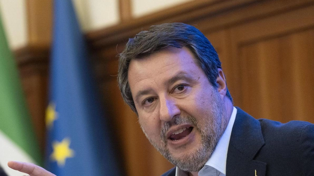 Matteo Salvini ministro delle infrastrutture e dei trasporti del Governo Meloni, le sue battute sul vino hanno innescato dure reazioni Matteo Salvini ministro delle infrastrutture e dei trasporti del Governo Meloni, le sue battute sul vino hanno innescato dure reazioni