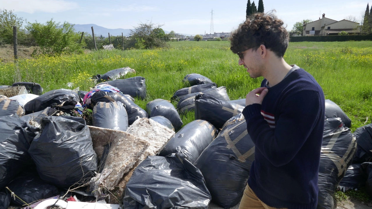 I famigerati sacchi neri buttati in un campo. I casi di abbandono nella nostra provincia vanno avanti da anni I famigerati sacchi neri buttati in un campo. I casi di abbandono nella nostra provincia vanno avanti da anni