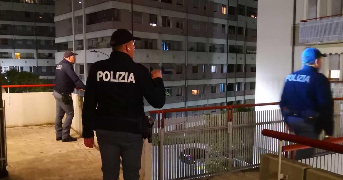 colla sulle porte per scegliere in quale casa rubare arrestati due cittadini georgiani di 35 e 40 anni