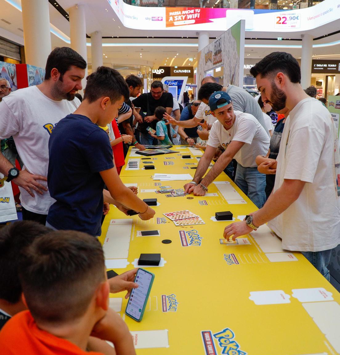 Ai Gigli la febbre per i Pokemon. Grandi e piccini pazzi per le carte Ai Gigli la febbre per i Pokemon. Grandi e piccini pazzi per le carte