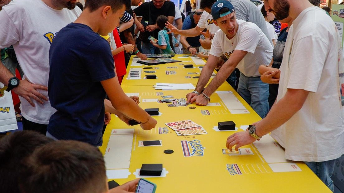 L’evento dedicato ai Pokemon che si sta svolgendo nella “corte lunga“ del centro commerciale “I Gigli“ a Campi. Partecipano adulti e bambini