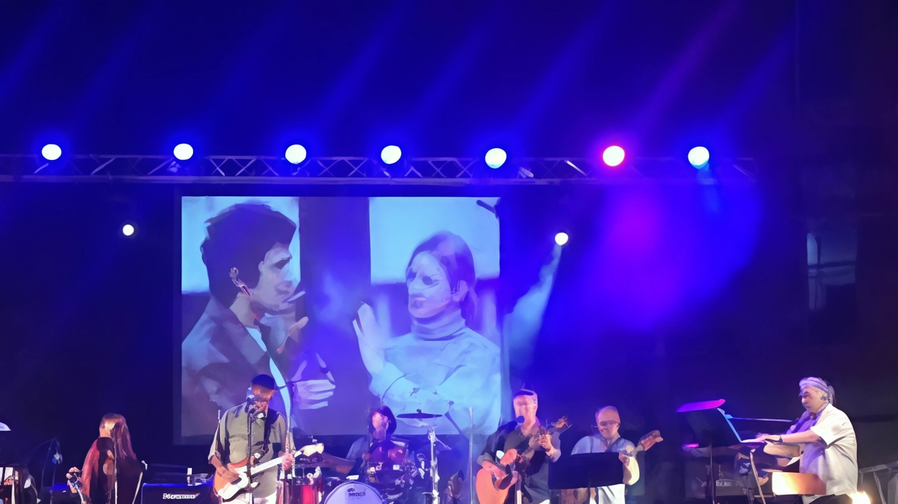 Una serata sotto le stelle alla Filanda di Aulla, davanti al palco di via Cerri, per ascoltare la musica del... Una serata sotto le stelle alla Filanda di Aulla, davanti al palco di via Cerri, per ascoltare la musica del...