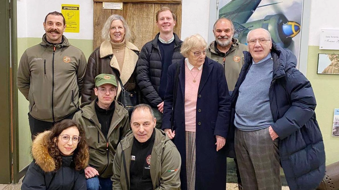 Hellen figlia di Duncan e George, il nipote, al Museo Linea Gotica