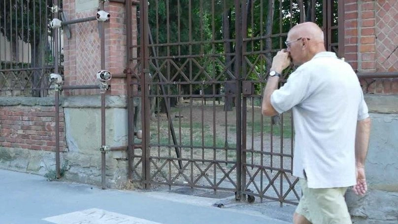 L’accesso principale di via Crispi era rimasto sbarrato da allora a causa di alcune piante pericolanti L’accesso principale di via Crispi era rimasto sbarrato da allora a causa di alcune piante pericolanti