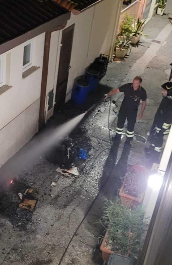 Incendiato bidone della carta in via Barellai. Il gesto di due giovani "catturato" in un video