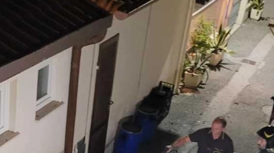 Dai filmati della telecamere, quando le lancette segnano le 2.30 circa di notte, si intravede il profilo di due ragazzi.... Dai filmati della telecamere, quando le lancette segnano le 2.30 circa di notte, si intravede il profilo di due ragazzi....