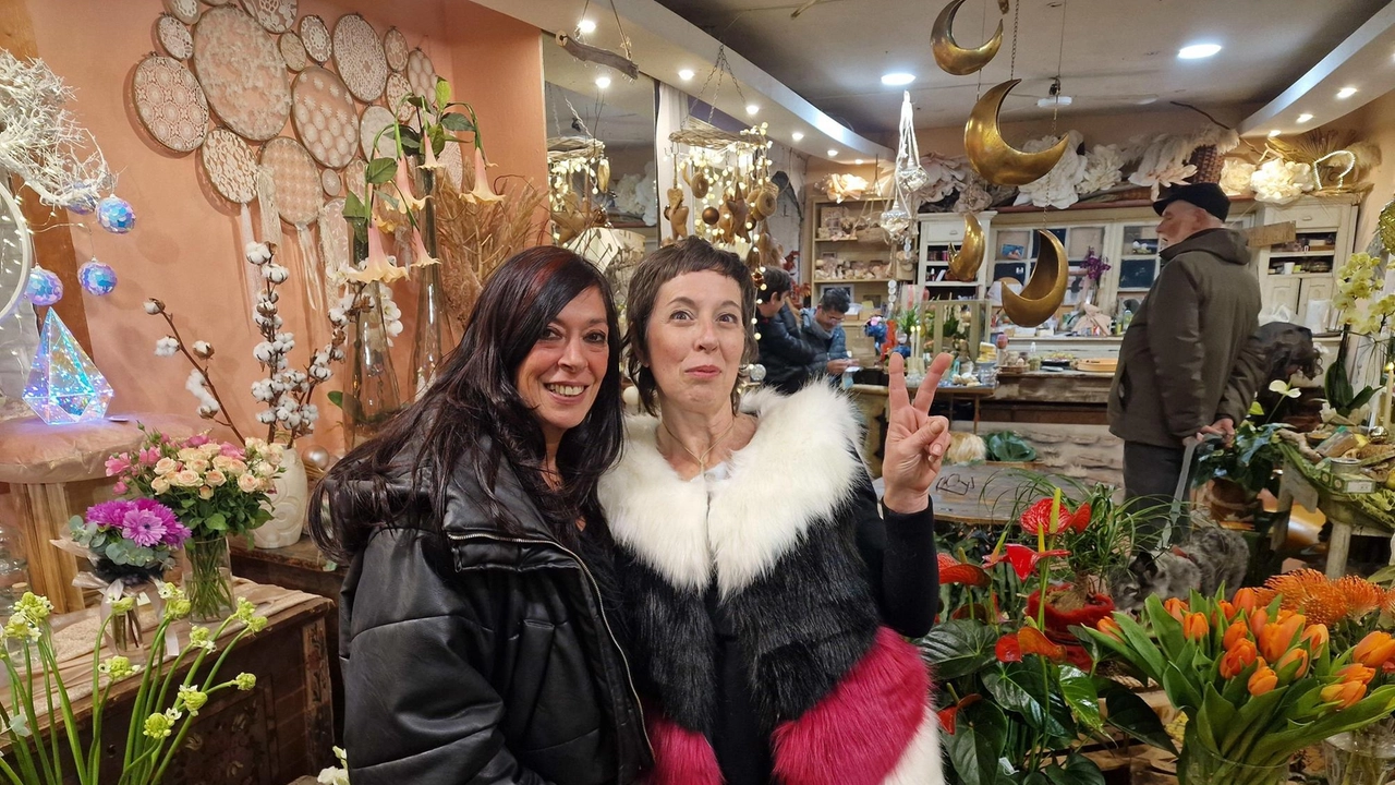 Claudia Bolcioni, titolare di Verdi Fantasie, insieme alla sua collaboratrice Olga: il negozio ha da poco festeggiato i 35 anni d’attività Claudia Bolcioni, titolare di Verdi Fantasie, insieme alla sua collaboratrice Olga: il negozio ha da poco festeggiato i 35 anni d’attività