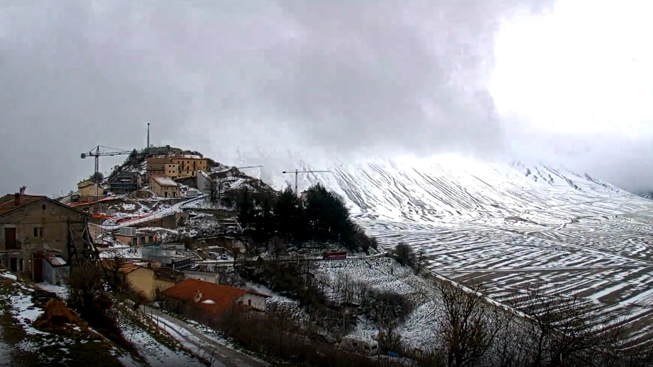 La neve del 2 aprile a Castelluccio di Norcia, nel fermoimmagine della webcam di Scenari Digitali