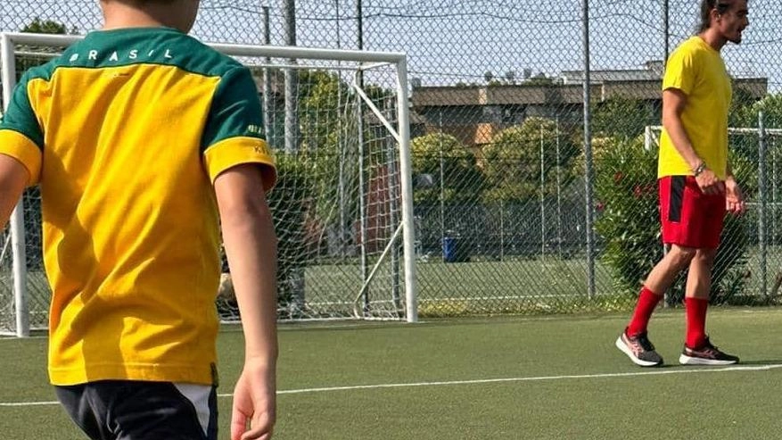 Bimbi impegnati in un campo di calcio