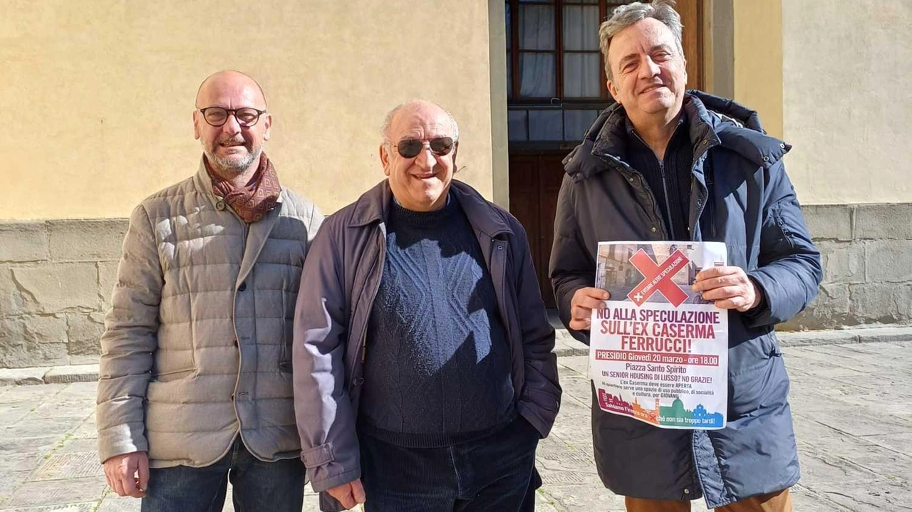 Al centro, padre Giuseppe Pagano, priore di Santo Spirito; a sinistra e destra, De Blasi e Torelli di ’Salviamo Firenze’ Al centro, padre Giuseppe Pagano, priore di Santo Spirito; a sinistra e destra, De Blasi e Torelli di ’Salviamo Firenze’