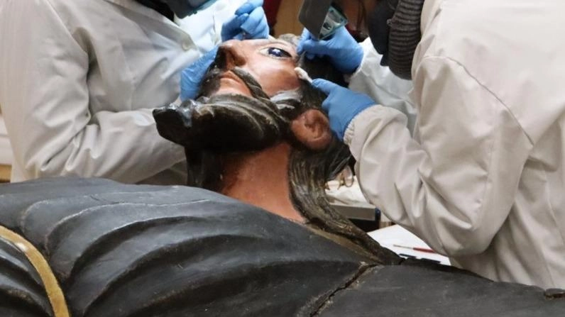 Una fase del restauro del Volto Santo ligneo di Lucca Una fase del restauro del Volto Santo ligneo di Lucca