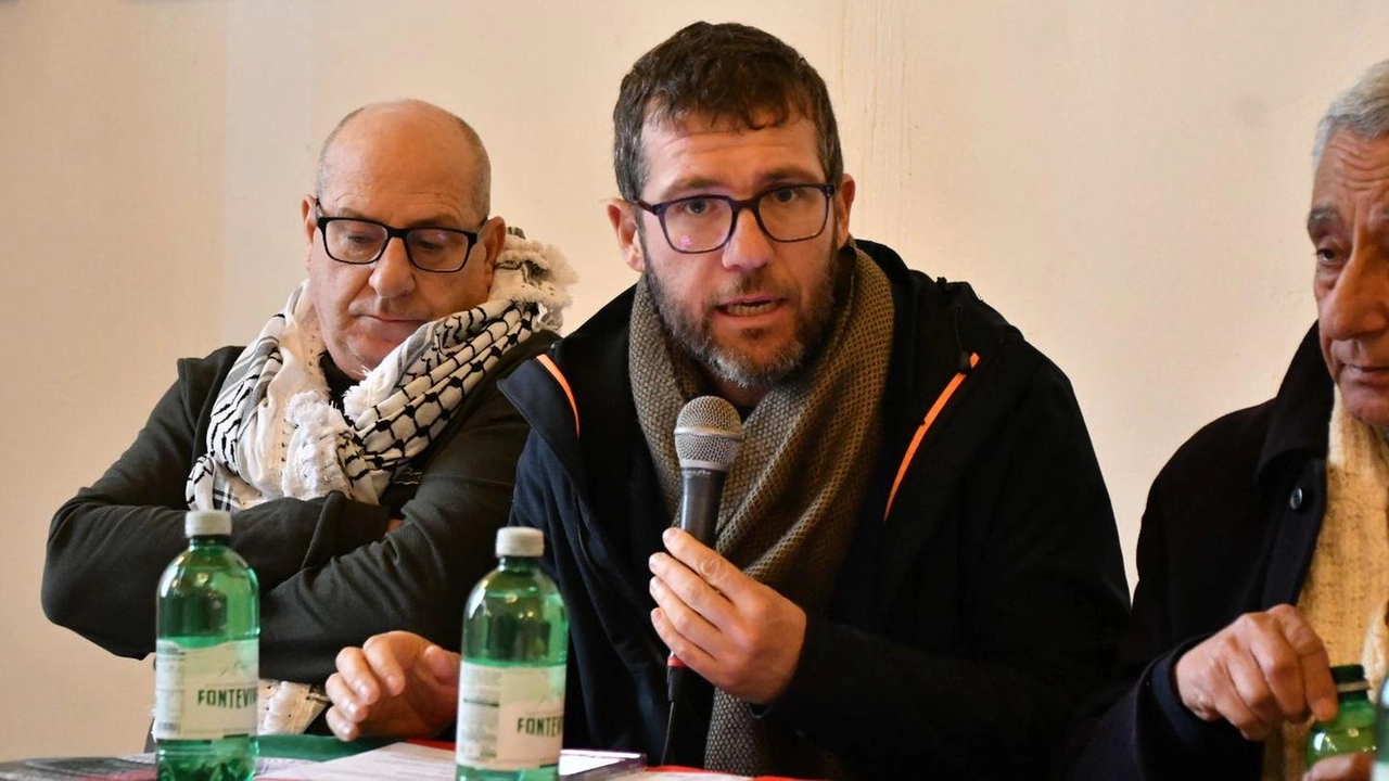 Al centro il segretario provinciale della Cgil Nicola Del Vecchio, che fa un appello a favore del referendum Al centro il segretario provinciale della Cgil Nicola Del Vecchio, che fa un appello a favore del referendum