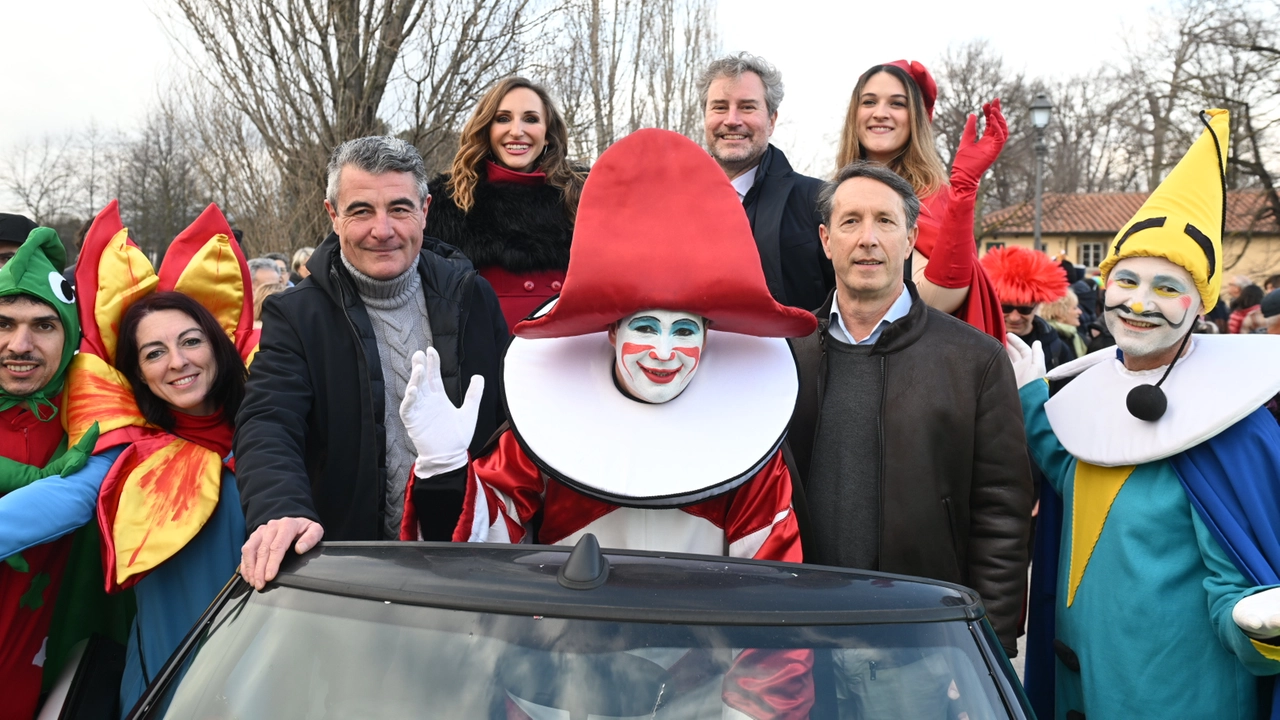 L’assessore regionale Baccelli, il sindaco Pardini e l’assessore Santini tra le maschere L’assessore regionale Baccelli, il sindaco Pardini e l’assessore Santini tra le maschere