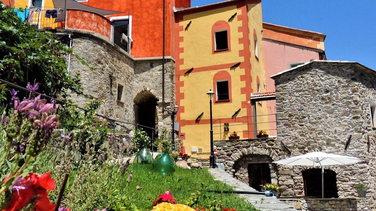 Parte delle strutture che compongono l’albergo diffuso di Codeglia (. foto d’archivio Parte delle strutture che compongono l’albergo diffuso di Codeglia (. foto d’archivio