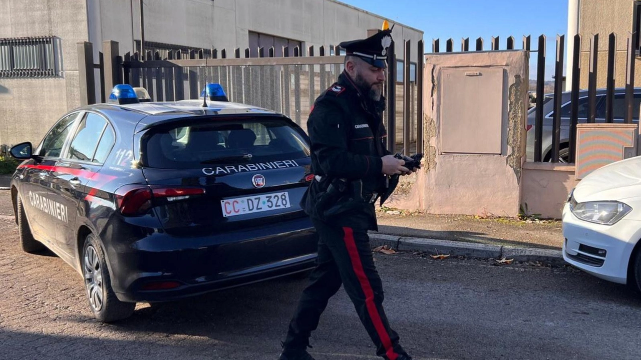 Gli investigatori durante il sopralluogo alla Fullove di Laterina Gli investigatori durante il sopralluogo alla Fullove di Laterina