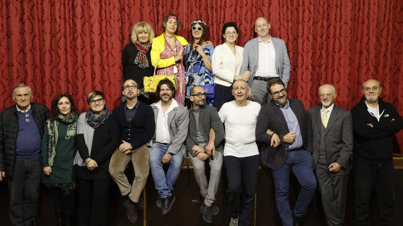 Tre repliche da giovedì a sabato al Teatro dei Rozzi, a favore di sette associazioni di volontariato senesi. L’esperienza del circolo culturale è nata negli anni Settanta e si è trasformata in una vera compagnia. Tre repliche da giovedì a sabato al Teatro dei Rozzi, a favore di sette associazioni di volontariato senesi. L’esperienza del circolo culturale è nata negli anni Settanta e si è trasformata in una vera compagnia.