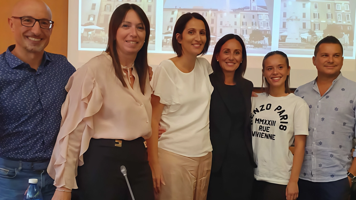 A Massa nasce l'associazione Civitas Apuana per promuovere eventi che favoriscano il dialogo intergenerazionale e il legame con il territorio, offrendo ai giovani opportunità di crescita e orientamento per il futuro. Personalità istituzionali e scolastiche presenti all'evento sottolineano l'importanza di questa iniziativa per il coinvolgimento dei giovani nella costruzione della società di domani. A Massa nasce l'associazione Civitas Apuana per promuovere eventi che favoriscano il dialogo intergenerazionale e il legame con il territorio, offrendo ai giovani opportunità di crescita e orientamento per il futuro. Personalità istituzionali e scolastiche presenti all'evento sottolineano l'importanza di questa iniziativa per il coinvolgimento dei giovani nella costruzione della società di domani.