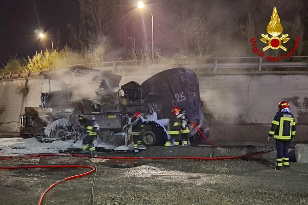 Il mezzo incendiato completamente distrutto
