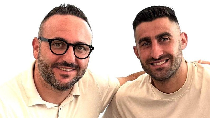 Il ds amaranto Nello Cutolo insieme al nuovo calciatore dell’Arezzo, Marco Meli, ex Juve Stabia Il ds amaranto Nello Cutolo insieme al nuovo calciatore dell’Arezzo, Marco Meli, ex Juve Stabia