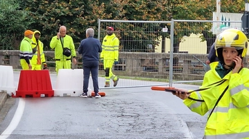 Ponte chiuso, primi disagi. Bloccata anche la postina. Politica e Confcommercio si fanno sentire