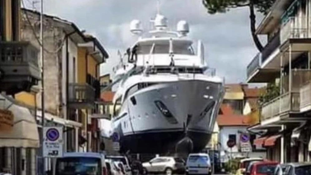 Uno yacht in transito lungo la via Coppino, un’immagine tutt’altro che inusuale Uno yacht in transito lungo la via Coppino, un’immagine tutt’altro che inusuale